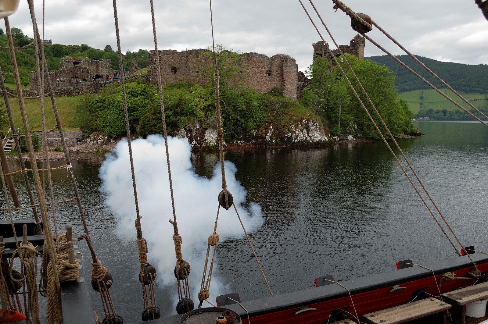 ostřelování hradu na jezeře Loch Ness